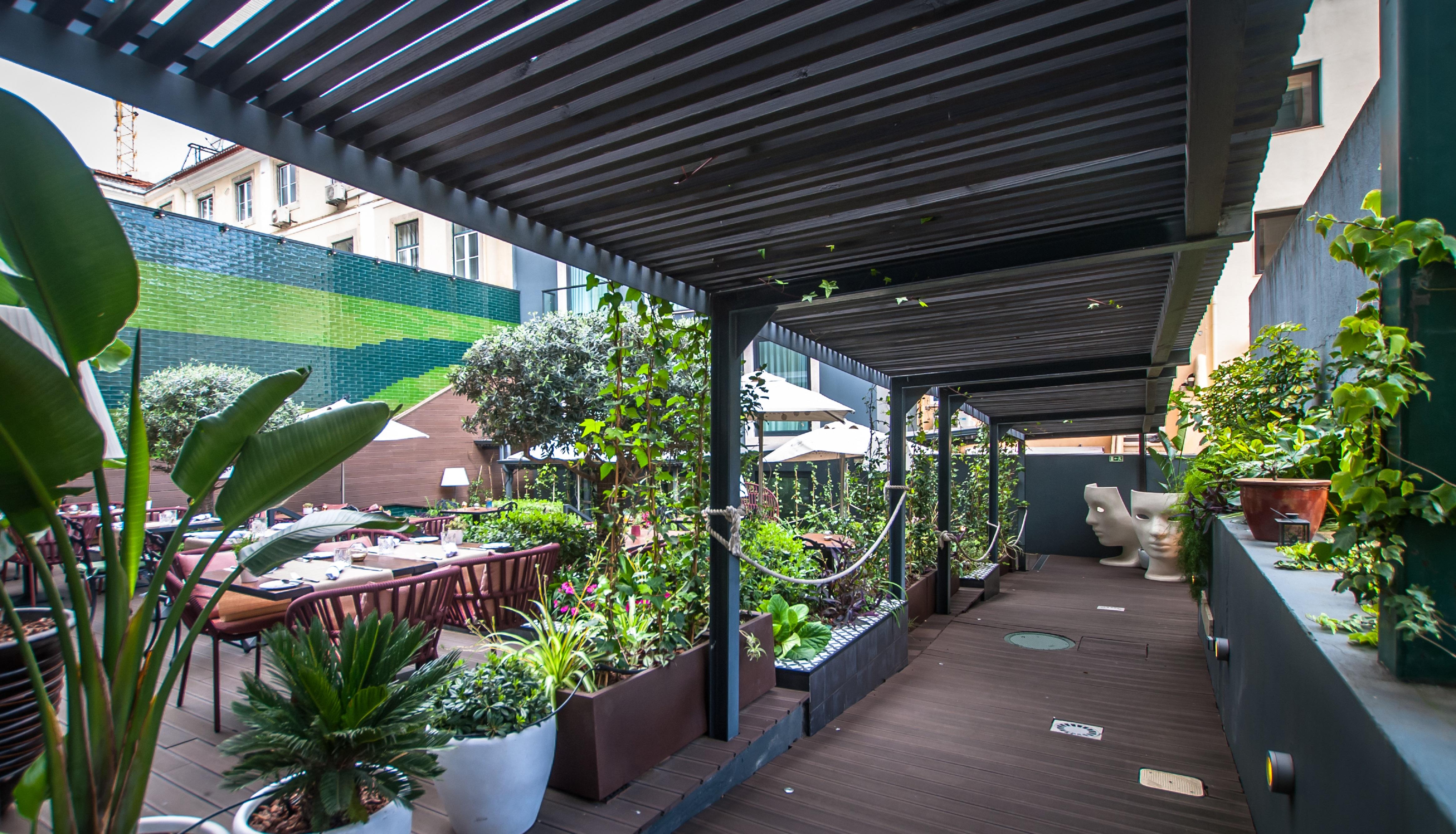 138 Liberdade Hotel Lisboa Kültér fotó The rooftop garden at the hotel